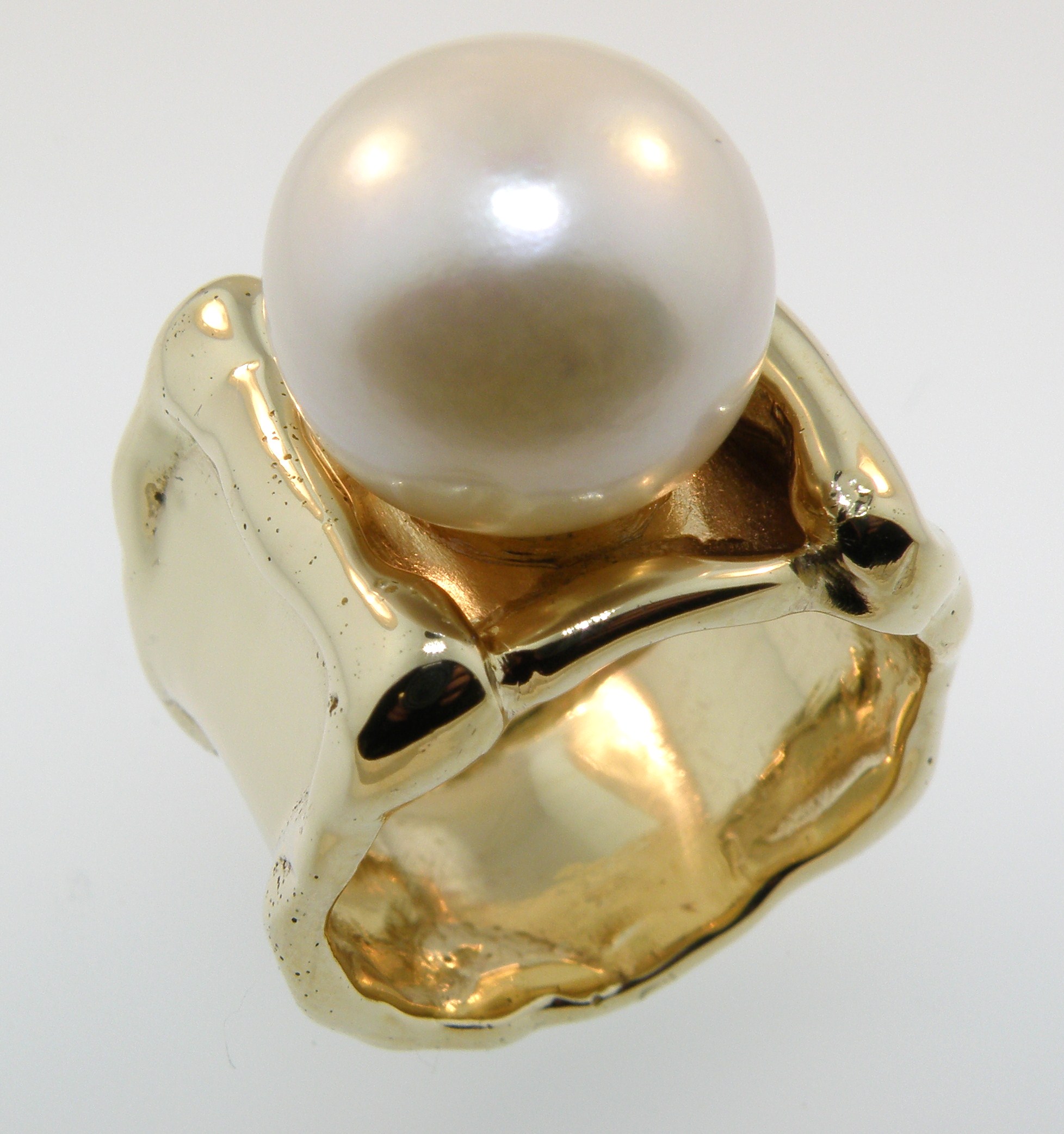 White Freshwater Pearl in 14 Karat Yellow Gold